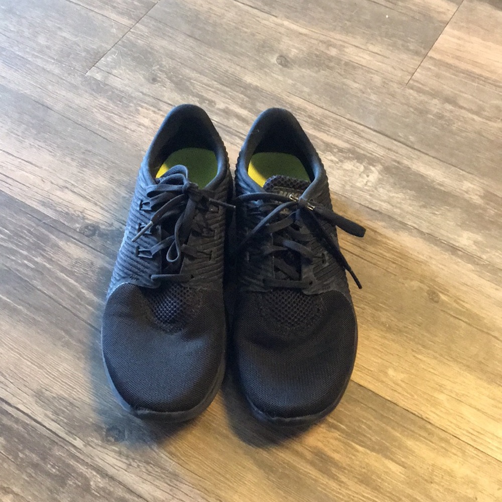 Black tennis shoes